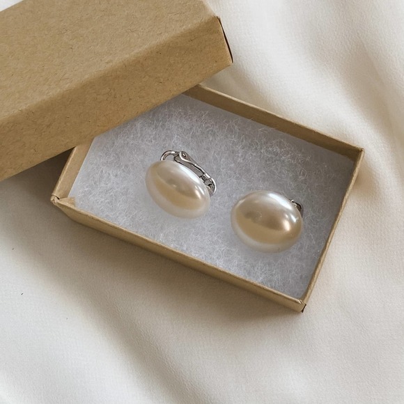 VTG Sarah Cov Ivory Pearl Button Earrings - Picture 4 of 7